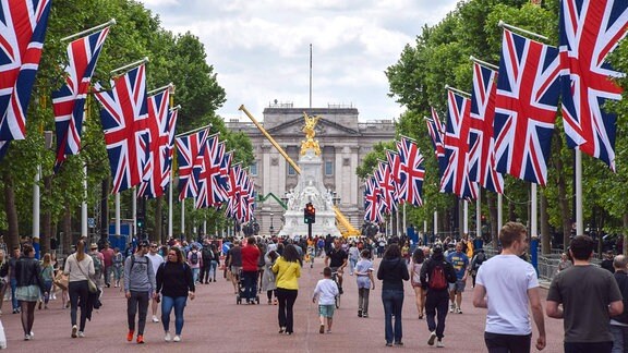 Union-Jack-Flaggen dekorieren eine Straße in London