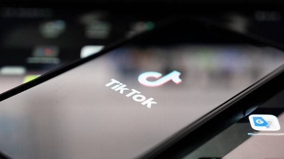 TikTok-Logo auf einem Smartphone