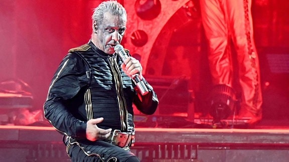 Till Lindemann von der Band Rammstein auf der Bühne. Er trägt Ledersachen, ist stark geschminkt