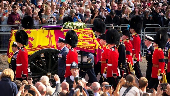 Trauerzug mit dem Sarg von Königin Elizabeth II.