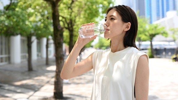 Japanerin trinkt Wasser