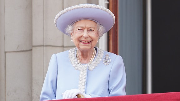 Königin Elizabeth II. beobachtet vom Balkon des Buckingham Palace aus die Geburtstags-Parade Trooping the Colour am ersten von vier Tagen der Feierlichkeiten zum Platinjubiläum der Queen, 2022.