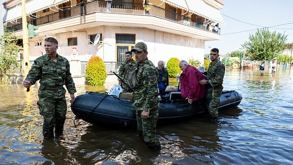Griechische Soldaten helfen im überschwemmten Dorf Palamas nahe der Stadt Karditsa in Zentralgriechenland bei der Evakuierung.
