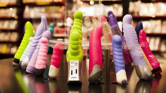 Vibratoren im Magic X Erotic-Store am Donnerstag 22.09.11 im Einkaufszentrum Letzipark in Zürich.