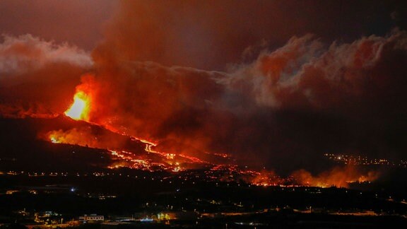 Lava bricht aus einem Vulkan in der Nähe von El Paso auf der Insel La Palma aus.