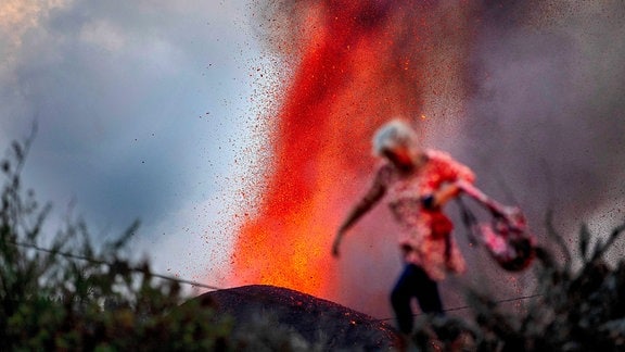 Eine Frau nahe der Erutionszone des Vulkans Cumbre Vieja