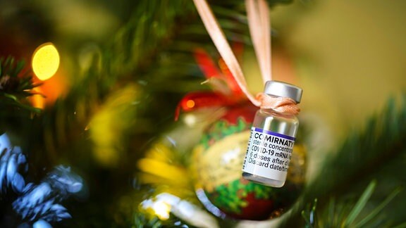 Impfstofffläschchen von Biontech als Weihnachtsbaumanhänger,