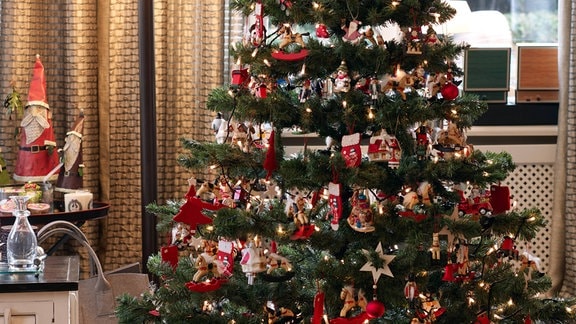 Stilvoll dekorierter Weihnachtsbaum.