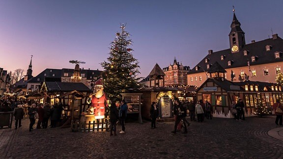 Blick auf den Weihnachtsmarkt in Annaberg-Buchholz im Erzgebirge.