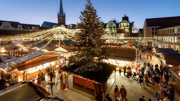 Der Lübecker Weihnachtsmarkt auf dem Rathausmarkt ist eröffnet.