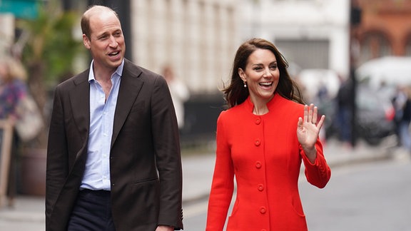 Kate (r), Prinzessin von Wales, und William, Prinz von Wales, besuchen das Dog & Duck Pub in Soho