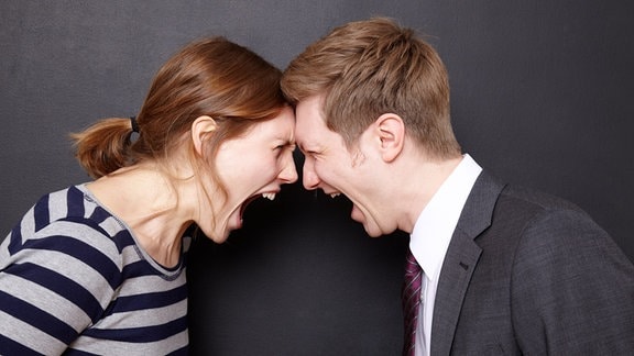 Symbolbild: Ein junger Mann und eine junge Frau schreien sich gegenseitig an.