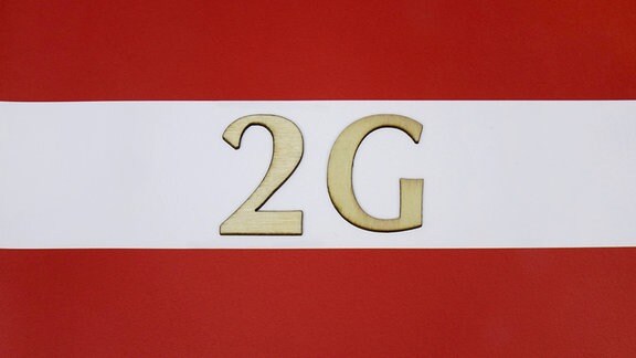 Flagge Österreichs mit Schriftzug '2G'