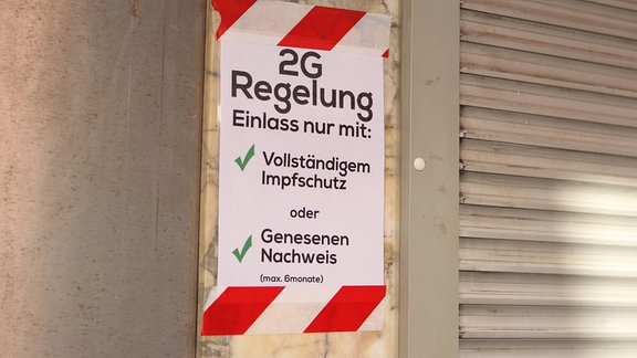Am Eingang eines Clubs auf St. Pauli wird darauf hingewiesen, dass nur Geimpfte und Genesene Zutritt zu der Lokalität erhalten. 