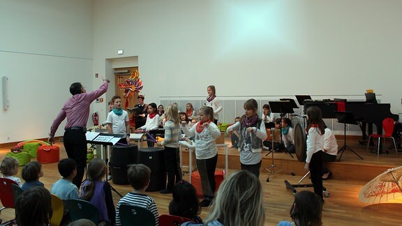 MDR Musikvermittler Ekkehard Vogler musiziert mit Kindern