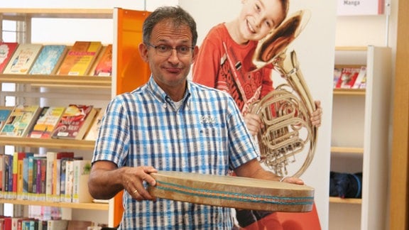 Ekkehard Vogler mit einer Ocean Drum bei der musikalischen Lesung von "Das Nian-Monster".