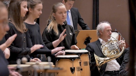 Eine Klasse des Julius-Motteler-Gymnasiums Crimmitschau spielt mit dem MDR-Sinfonieorchester im MDR-Konzert.