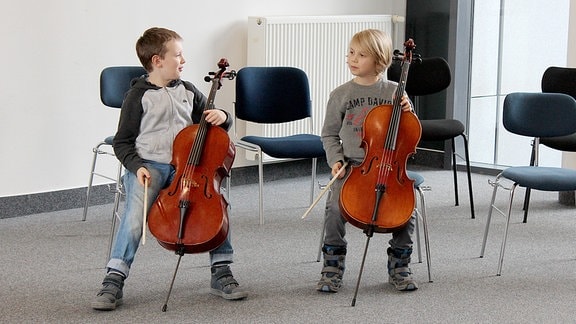 Zwei Jungen am Cello.