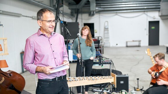 MDR-Musikvermittler Ekkehard Vogler moderiert beim Konzert "Minimalody" von MDR-Clara.