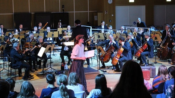 Das MDR-Sinfonieorchester spielt "Robin Hood" von Sebstian Hensel bei einem Schulkonzert im MDR-Studio, im Vordergrund Schauspielerin Victoria Findlay.
