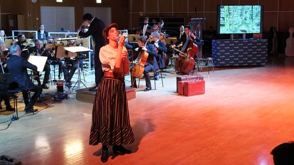 Das MDR-Sinfonieorchester spielt "Robin Hood" von Sebstian Hensel bei einem Schulkonzert im MDR-Studio, im Vordergrund Schauspielerin Victoria Findlay.