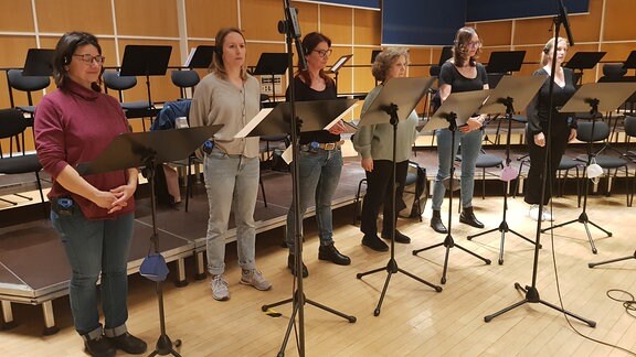 Mitglieder des MDR-Rundfunkchors nehmen den "Psalm 96" von Heinrich Schütz auf.