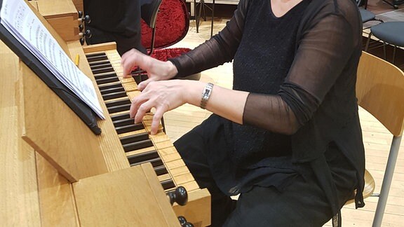 Eine Orgelspielerin nimmt den "Psalm 96" von Heinrich Schütz auf.