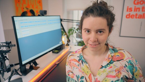 Julia Keidl am Computer im Tutorial zum Projekt "Re:Write Schütz" von "Schütz macht Schule".