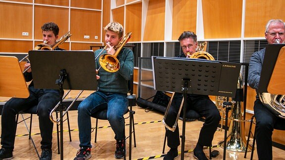 Thüringer Schülerinnen und Schüler musizieren mit dem MDR-Sinfonieorchester im Orchestersaal in Leipzig
