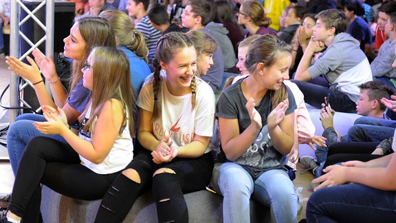 Jugendliche sitzen zusammen bei einem Konzert von MDR-Clara