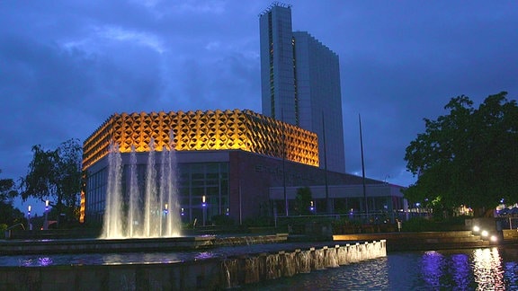 Stars des Abends: nächtlicher Blick auf die Stadthalle