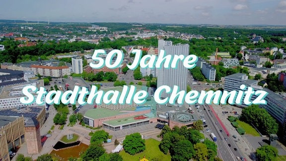 Stars des Abends: Luftbild der Stadthalle mit Schriftzug darüber: 50 Jahre Stadthalle Chemnitz