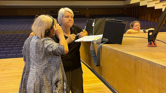 Drei Frauen auf der Bühne der Stadthalle Chemnitz