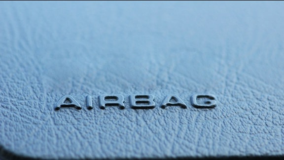 Die Aufschrift "Airbag" auf der Airbag-Abdeckung in einem Auto.