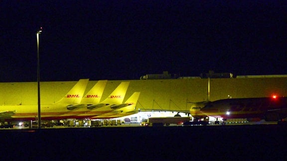 Flugzeuge der DHL am Flughafen bei Nacht