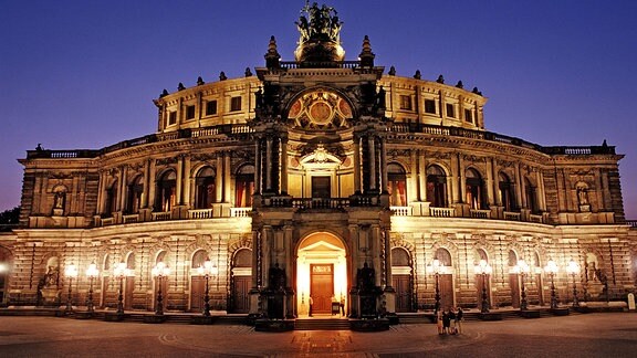 Nachtaufnahme der beleuchteten Fassade der Semperoper in Dresden