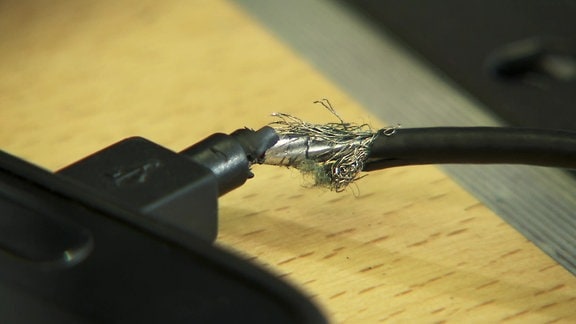 Ein kaputtes USB Kabel.