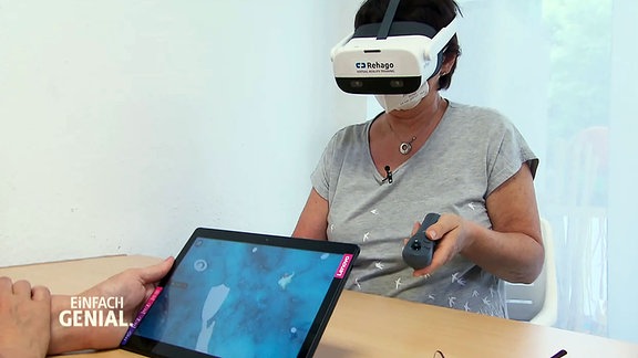 Probandin beim Antesten der VR-Brille
