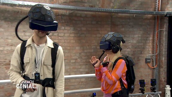 Im Miniaturwunderland Hamburg bewegt sich Henriette mittels VR-Helm durch die Miniaturwelt.