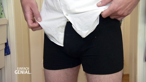 Ein Exemplar der Unterhose wird demonstriert.