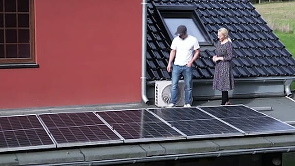 Henriette und Andreas Schmitts auf dem Hausdach voller PV