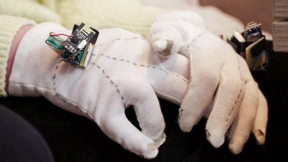 Ein Handschuh mit einem Mikrochip