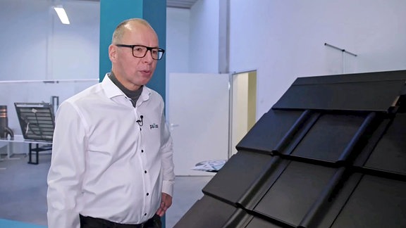 Entwickler Peter Hakenberg vor seinen Solardachpfannen