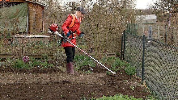 Henriette Fee Grützner bei der Gartenarbeit. 