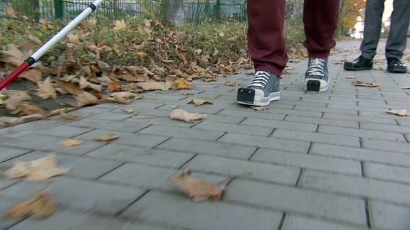 Schuhe mit Sensoren an den Spitzen werden von einer Sehbehinderten Person getragen.