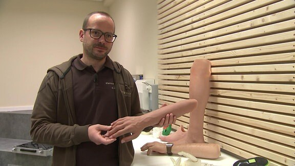 Orthopädietechniker Christoph Braun mit einer neuen Prothese