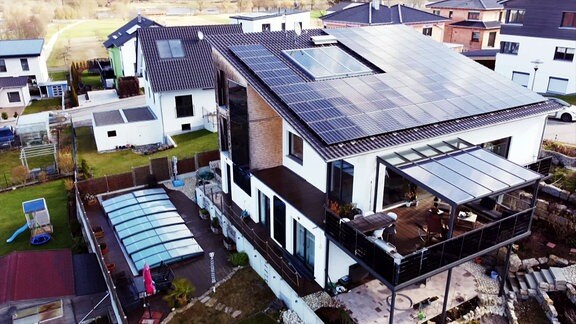Haus mit Solaranlage auf dem Dach.