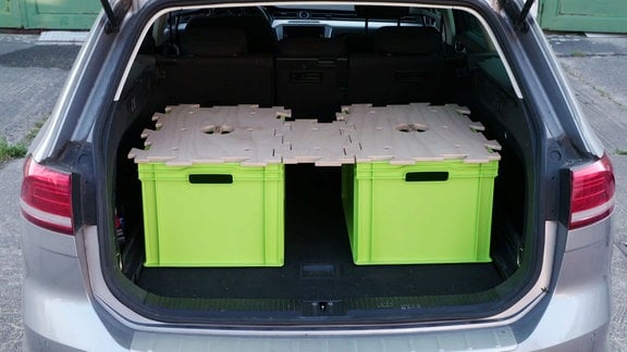 Deckelsystem auf Kisten in einem Kofferraum. 