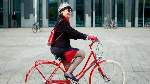 Eine Frau auf einem Fahrrad