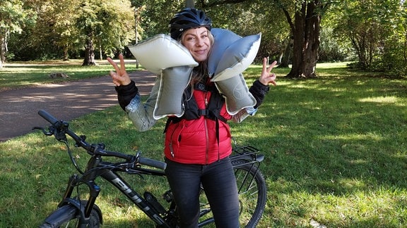 Frau mit Fahrrad-Airbag